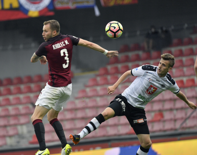Bývalý Sparťan Michal Kadlec v souboji s Janem Pázlerem.