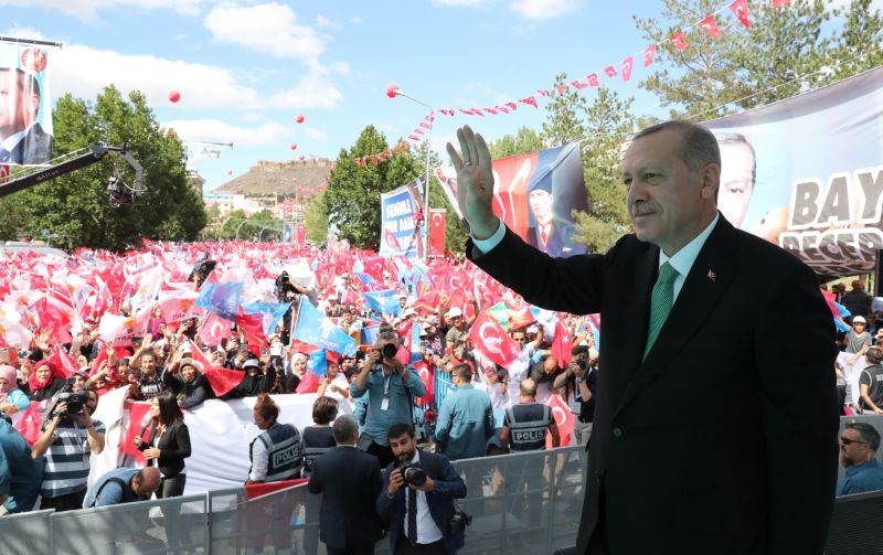Turecký prezident Recep Tayyip Erdogan a dav jeho příznivců.