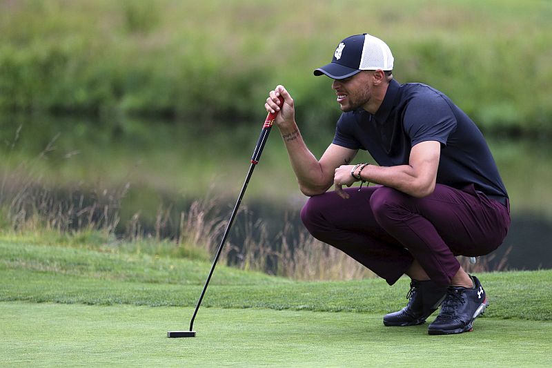 Basketbalista Stephen Curry na golfu. Basketbalista Stephen Curry na golfu.