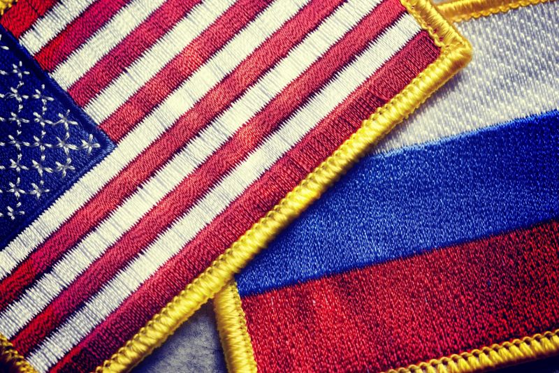 Vlajky USA a Ruska.