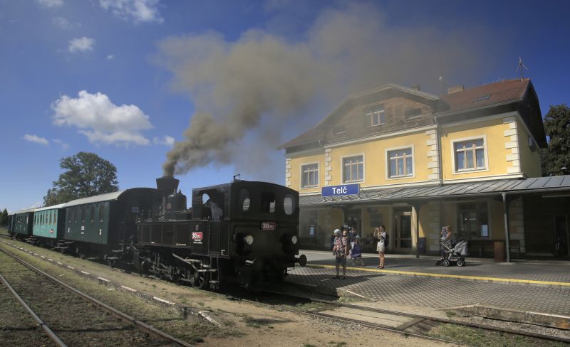 Vlak tažený parní lokomotivou 310.093.