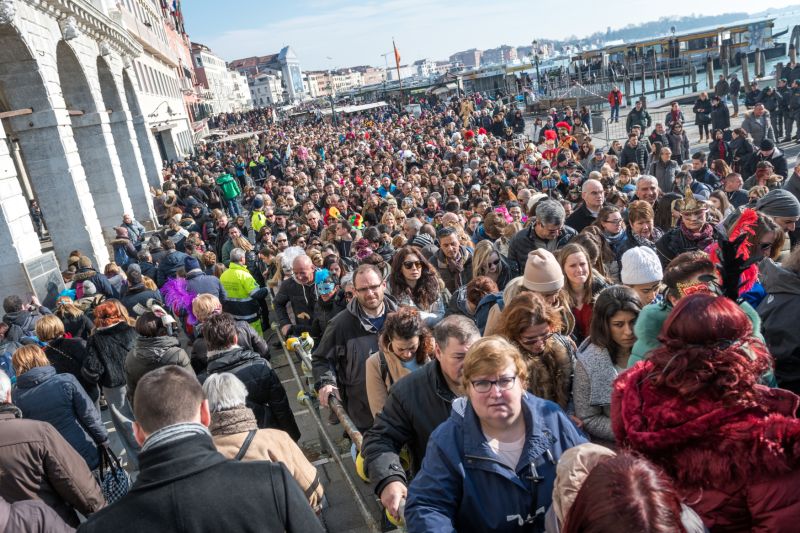 Davy turistů na karnevalu v Benátkách v roce 2018.