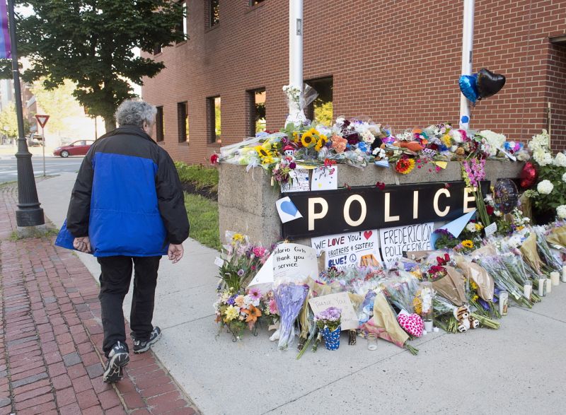 Pieta za zastřelené policisty ve městě Fredericton na východě Kanady.