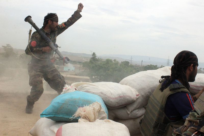 Afghánští vojáci při bojích v Kundúzu. Afghánští vojáci při bojích v Kundúzu.
