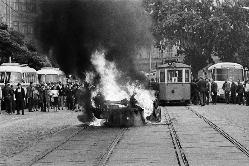 Srpnové události v brněnských ulicích - hořící auto.