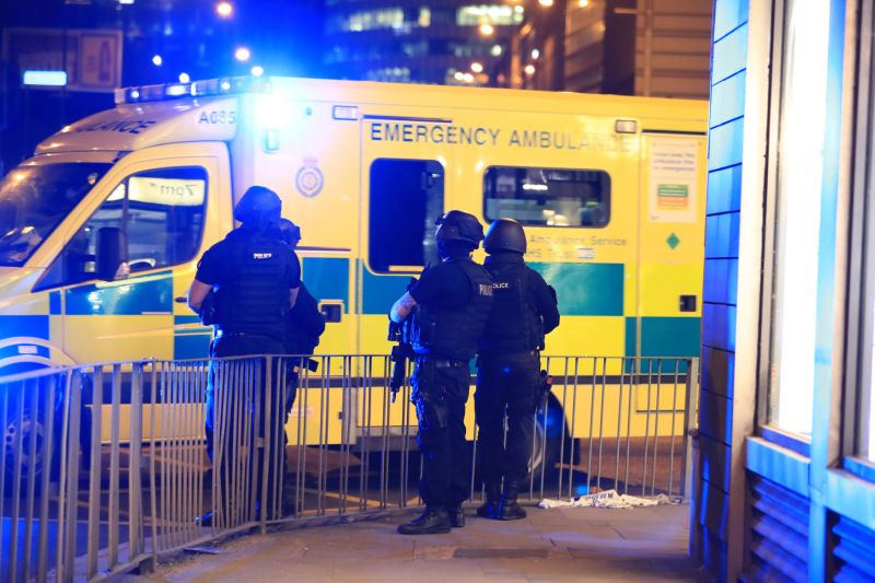 Záchranné složky po loňském atentátu na koncertě zpěvačky Ariany Grande, Manchester.