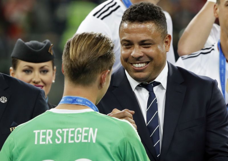 Brazilský útočník Ronaldo byl hospitalizován se zápalem plic. Brazilský útočník Ronaldo byl hospitalizován se zápalem plic.