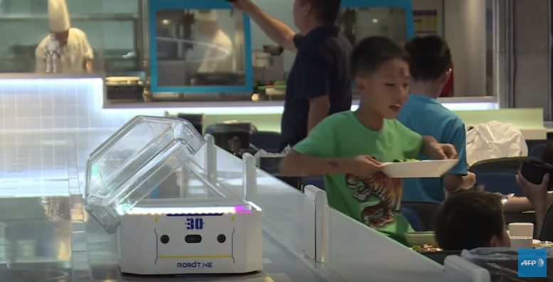V Číně obsluhují v restauraci roboti.