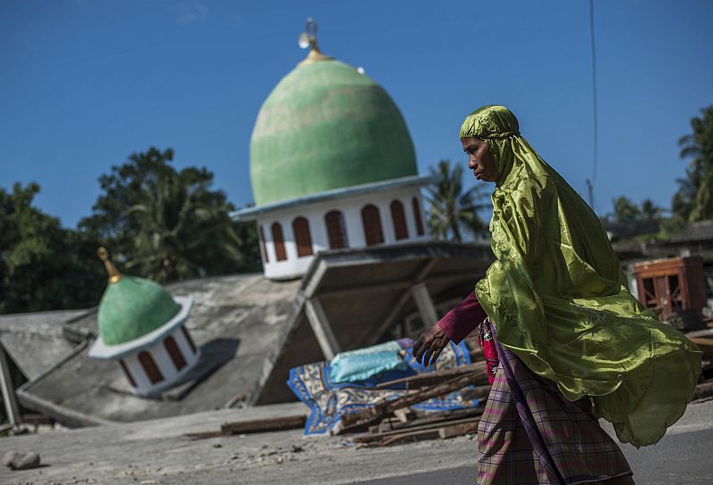 Následky zemětřesení, které zasáhlo indonéský ostrov Lombok. Následky zemětřesení, které zasáhlo indonéský ostrov Lombok.