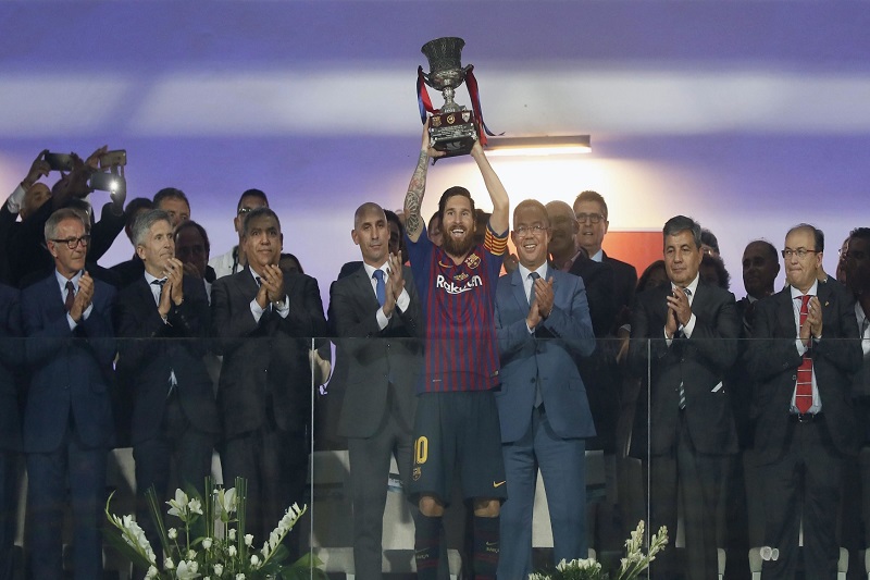 Lionel Messi získal s katalánským mužstvem další trofej. Lionel Messi získal s katalánským mužstvem další trofej.