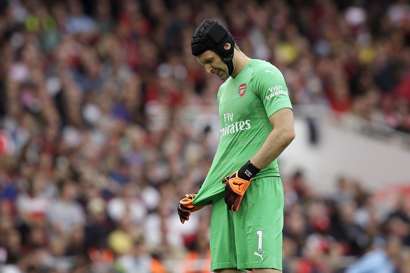 Petr Čech si úvodním kole nového ročníku Premier League málem vstřelil vlastní gól.