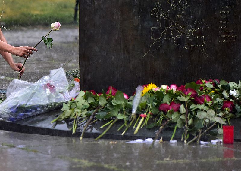 Pietní místo na Vítězném náměstí nedaleko generálního štábu armády ČR. Pietní místo na Vítězném náměstí nedaleko generálního štábu armády ČR.