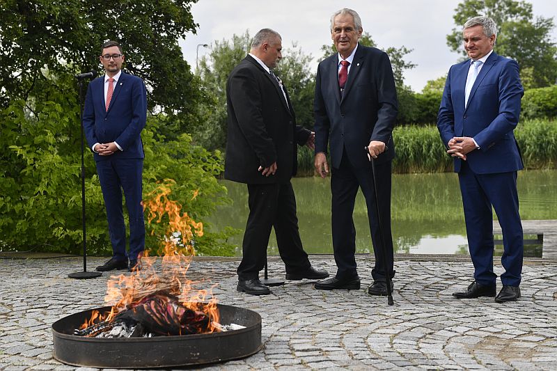 Prezident Miloš Zeman během pálení rudých trenek v Lumbeho zahradě.