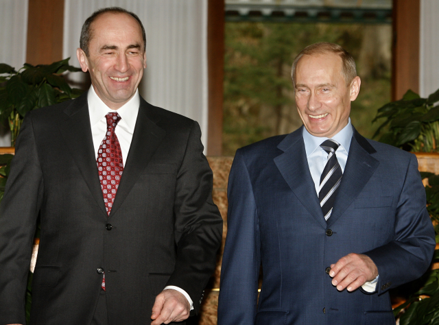 Robert Kočarjan na archivním snímku s Vladimirem Putinem.