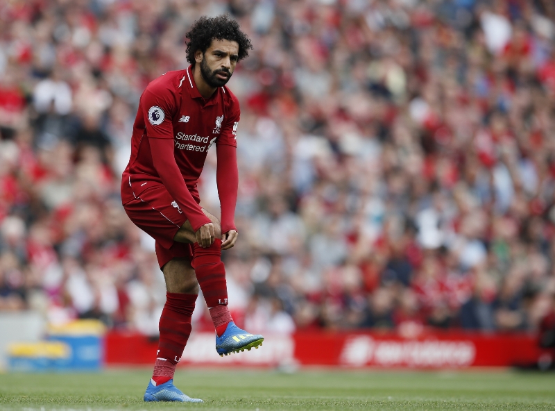 Mohamed Salah byl natočen s mobilem za volantem. Hrozí mu pokuta. 