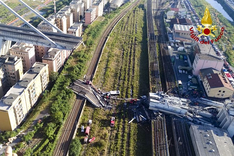 Několik desítek vozidel se zřítilo z výšky 45 metrů.