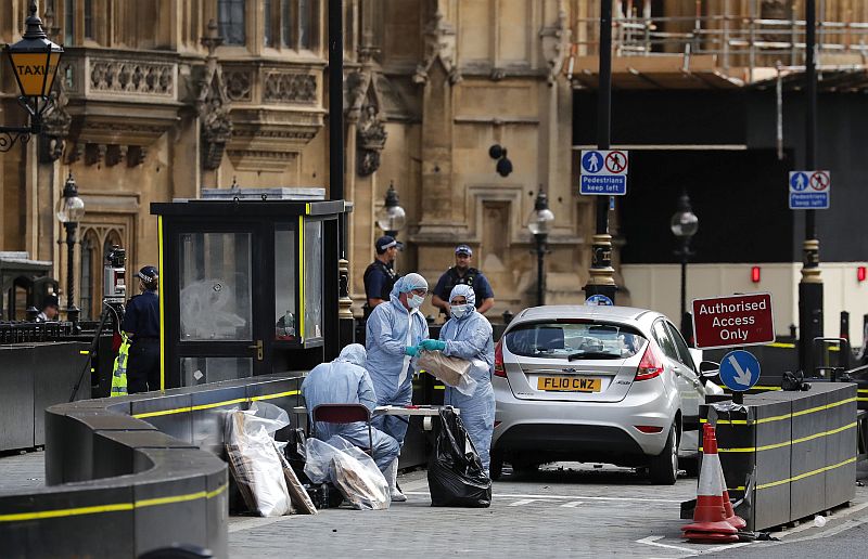 Britská policie ohledává místo útoku.