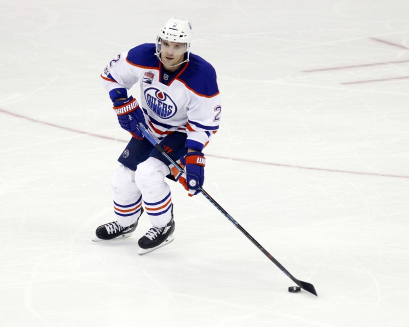 Andrej Sekera nestihne v dresu Edmontonu začátek nové sezony NHL.