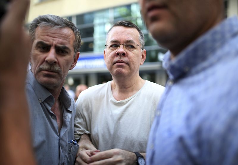 Americký pastor Andrew Brunson byl zatčen v říjnu 2016, je obviněn z podpory hnutí duchovního Fethullaha Gülena, který podle Ankary plánoval svržení tureckého prezidenta Recepa Tayyipa Erdoğana. Americký pastor Andrew Brunson byl zatčen v říjnu 2016, je obviněn z podpory hnutí duchovního Fethullaha Gülena, který podle Ankary plánoval svržení tureckého prezidenta Recepa Tayyipa Erdoğana.