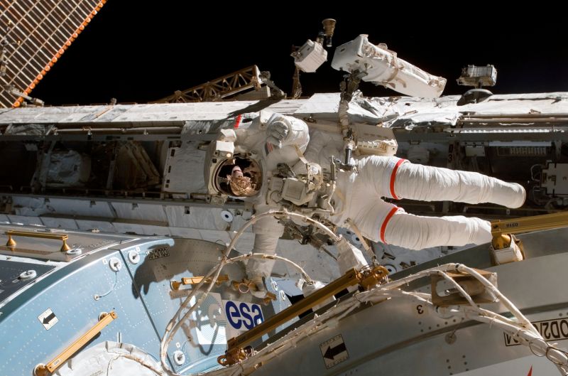 Americký astronaut Rex Walheim při výstupu do otevřeného vesmíru.