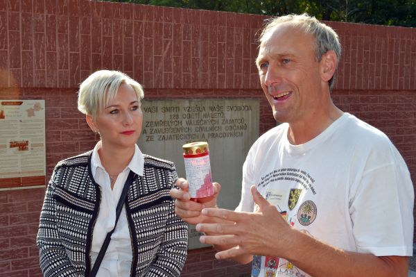 Francouzský spisovatel Laurent Guillet se starostkou Litvínova Kamilou Bláhovou.
