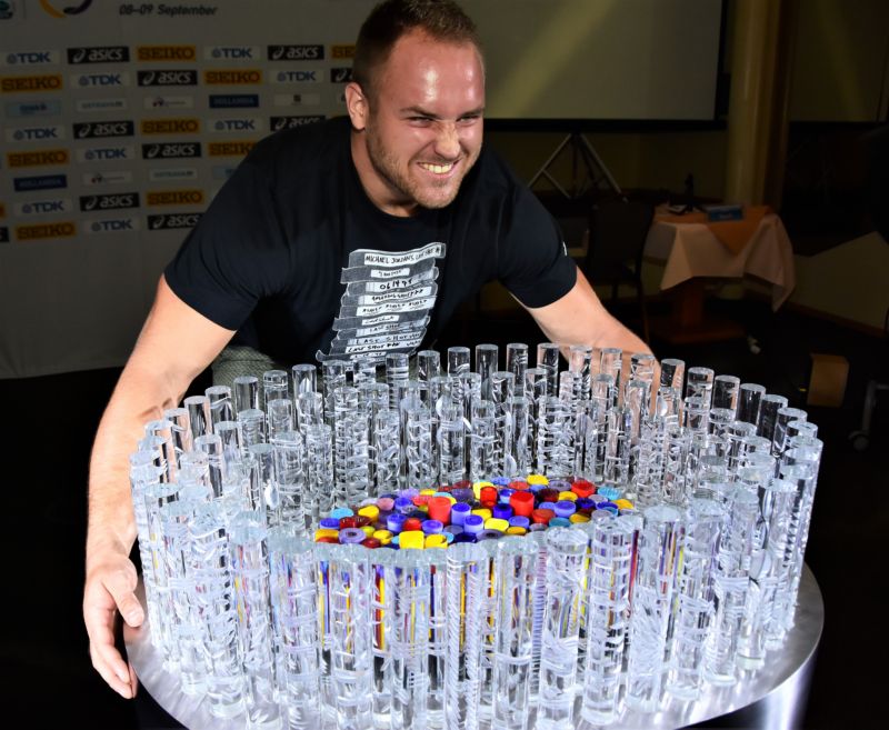 Trofej pro Kontinentální pohár tvoří 116 křišťálových kolíků.