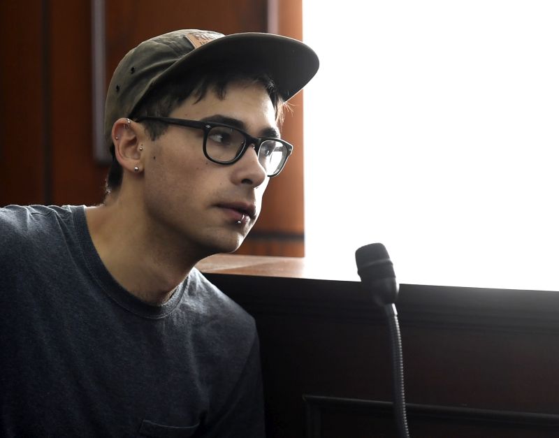 Ruský student Igor Ševcov u pražského obvodního soudu.
