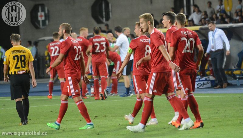 Fotbalisté Olomouce při venkovním zápase proti Almatům. 