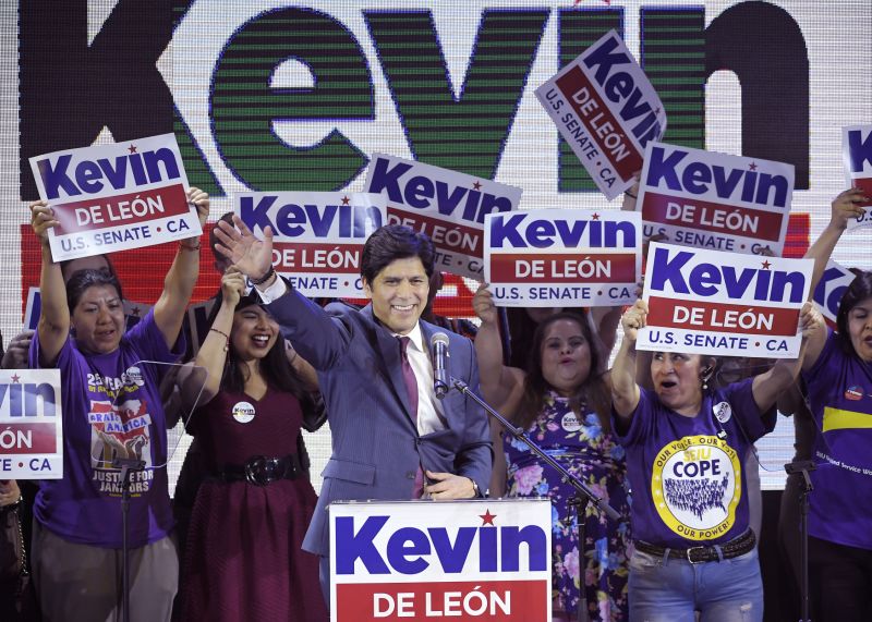 Kandidát na senátora Kevin de Leon.