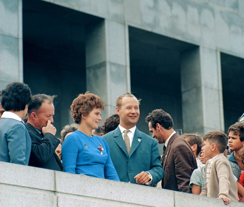 Sovětská kosmonautka a první žena ve vesmíru Valentina Těreškovová společně s prvním tajemníkem ÚV KSS Alexanderem Dubčekem, Bratislava, 1963.