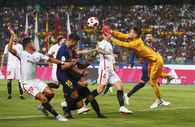 Tomáš Vaclík (ve žlutém) v zápase jeho Sevilly proti Barceloně.