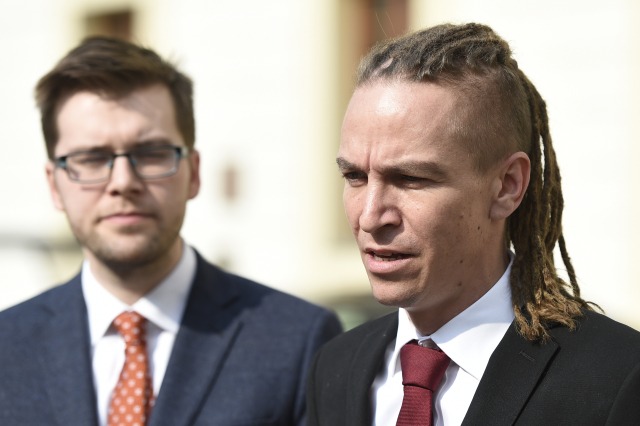 Zleva místopředseda Pirátů Jakub Michálek a jejich předseda Ivan Bartoš. Zleva místopředseda Pirátů Jakub Michálek a jejich předseda Ivan Bartoš.