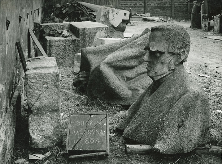 Fotografie Josefa Sudka z roku 1945, která je součástí výstavy Josef Sudek: Topografie sutin. 