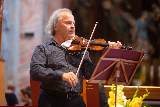Houslista Václav Hudeček. Houslista Václav Hudeček.