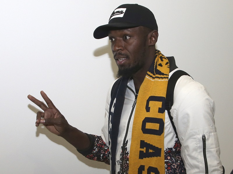 Bolt po svém příjezdu do Austrálie se šálou klubu, kde by rád hrál. Bolt po svém příjezdu do Austrálie se šálou klubu, kde by rád hrál.