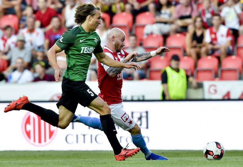 Matěj Hanousek zabránil v dobré šanci skórovat Miroslavu Stochovi.