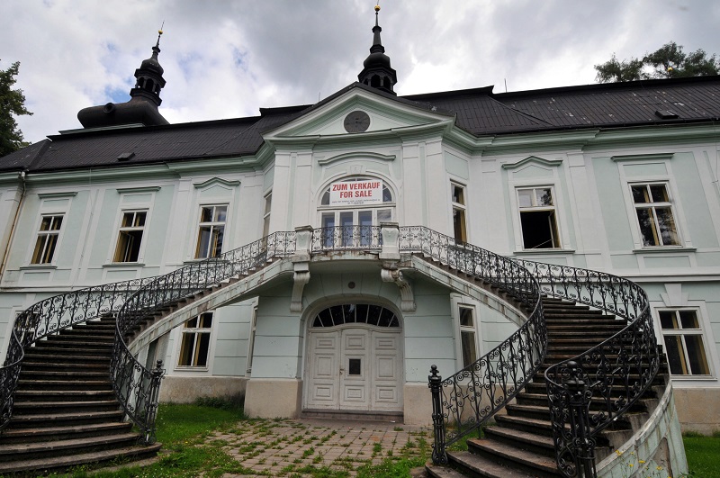 Zámek v Horním Maršově dlouhodobě chátrá. Zámek v Horním Maršově dlouhodobě chátrá.