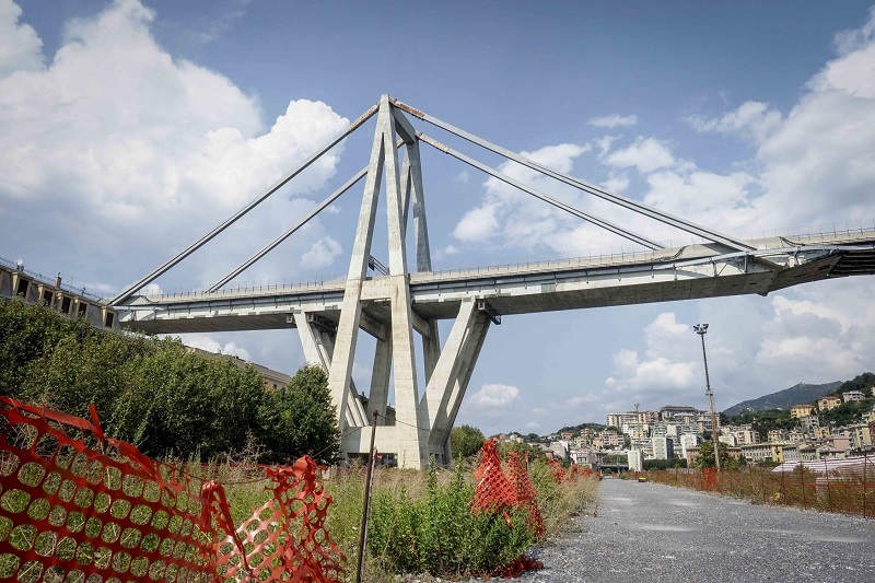Po pádu janovského mostu plánuje italská vláda zkontrolovat všechny veřejné stavby.