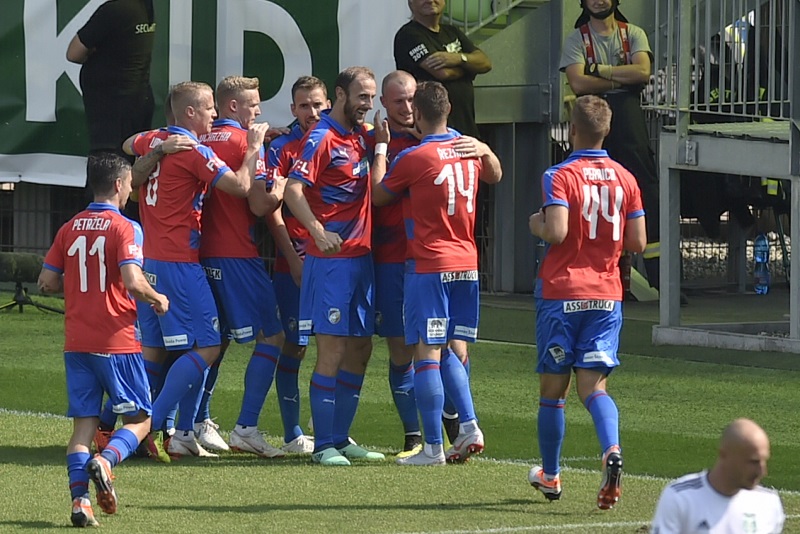 Fotbalisté Viktorie Plzeň se radují z jediné trefy proti Karviné. Fotbalisté Viktorie Plzeň se radují z jediné trefy proti Karviné.