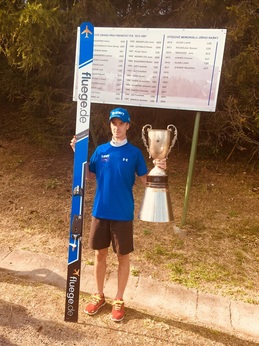 Lukáš Hlava s trofejí pro vítěze.
