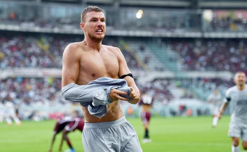 Edin Džeko se raduje ze své trefy, kterou zařídil výhru AS Řím. Edin Džeko se raduje ze své trefy, kterou zařídil výhru AS Řím.
