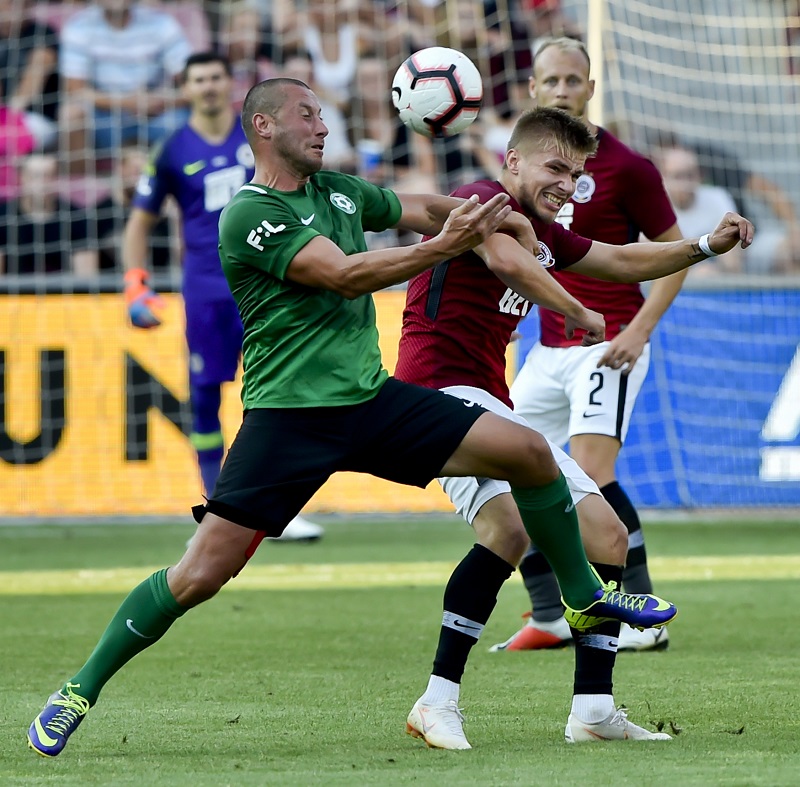 Miroslav Slepička v souboji s Martinem Frýdkem.