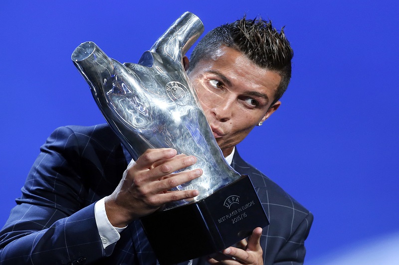 Cristiano Ronaldo se i letos dostal mezi nejlepší trojici. Konkurují mu Luka Modrič a Mo Salah.