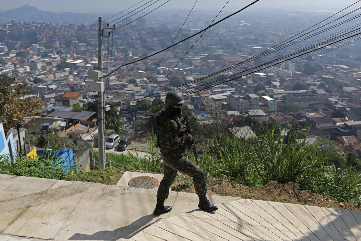 Příslušník brazilské armády při zásahu ve favelu Alemao.