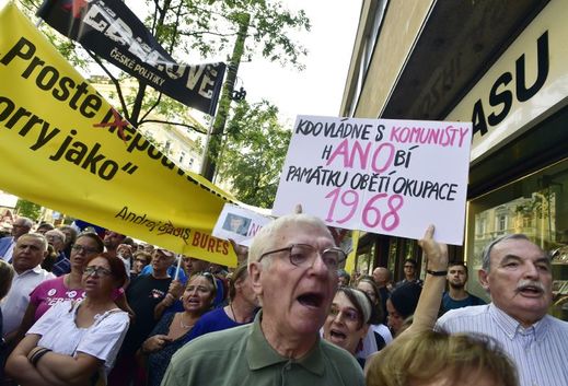 "Estébáka nechceme!" Babiše při příchodu na pietu k srpnu 1968 vypískali