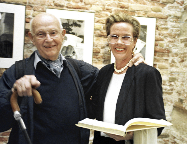Na snímku francouzský fotograf Henri Cartier-Bresson s manželkou Martinou Franckovou. Na snímku francouzský fotograf Henri Cartier-Bresson s manželkou Martinou Franckovou.