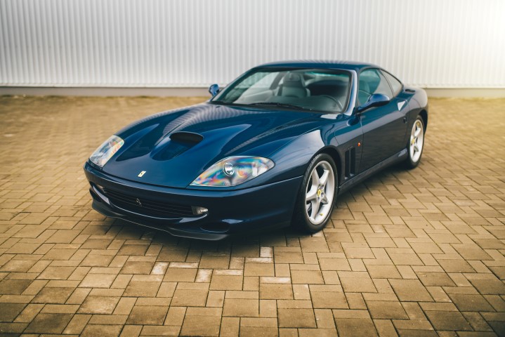Sběratelsky atraktivní Ferrari 550 Maranello s motorem V12 5.5 litru ve spojení s manuální převodovkou, výkon 485 koní a toč. moment 569 Nm, zrychlení 0-100 za 4.4s a max. rychlost 320km/h. Velmi zřídka vídaná barevná kombinace: modrá metalíza Tour de France Blue + interiér čalouněný šedou kůží + koberce v modré barvě. Tento vůz byl jako nový prodán v roce 1998 v Itálii, velmi nízký nájezd. K vozu je kompletní palubní dokumentace, originální ochranná plachta, originální sada nářadí a servisní kniha dokládající servisní historii. V srpnu 2017 proběhla servisní prohlídka při 34 432 km ve specializovaném Ferrari servisu, při níž vůz dostal nové rozvody.