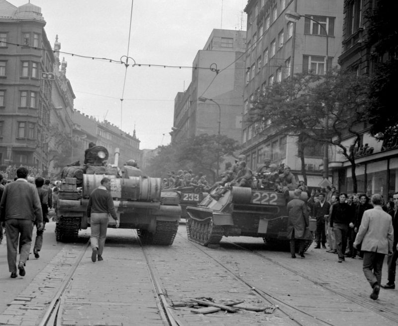 Srpnové události 1968 v pražských ulicích - Vinohradská třída.