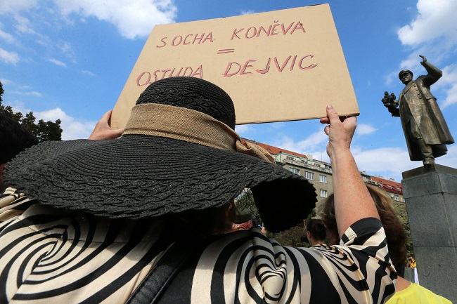 Několik lidí s transparenty protestovalo při odhalení zrestaurovaného pomníku maršála Koněva s novými popisnými deskami. Několik lidí s transparenty protestovalo při odhalení zrestaurovaného pomníku maršála Koněva s novými popisnými deskami.