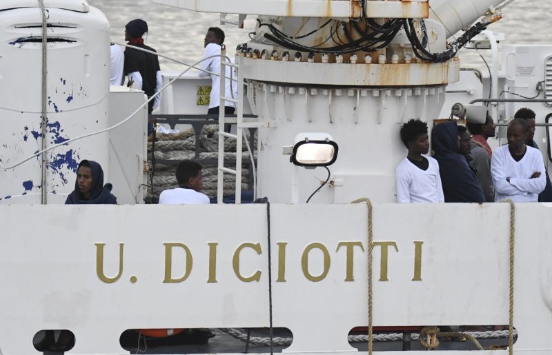 Uprchlíci na lodi italské pobřežní stráže.
